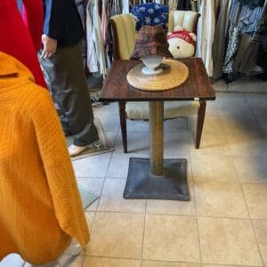 A table with a hat on it in the middle of a room.