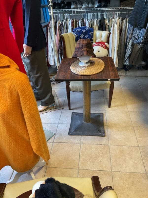 A table with a hat on it in the middle of a room.